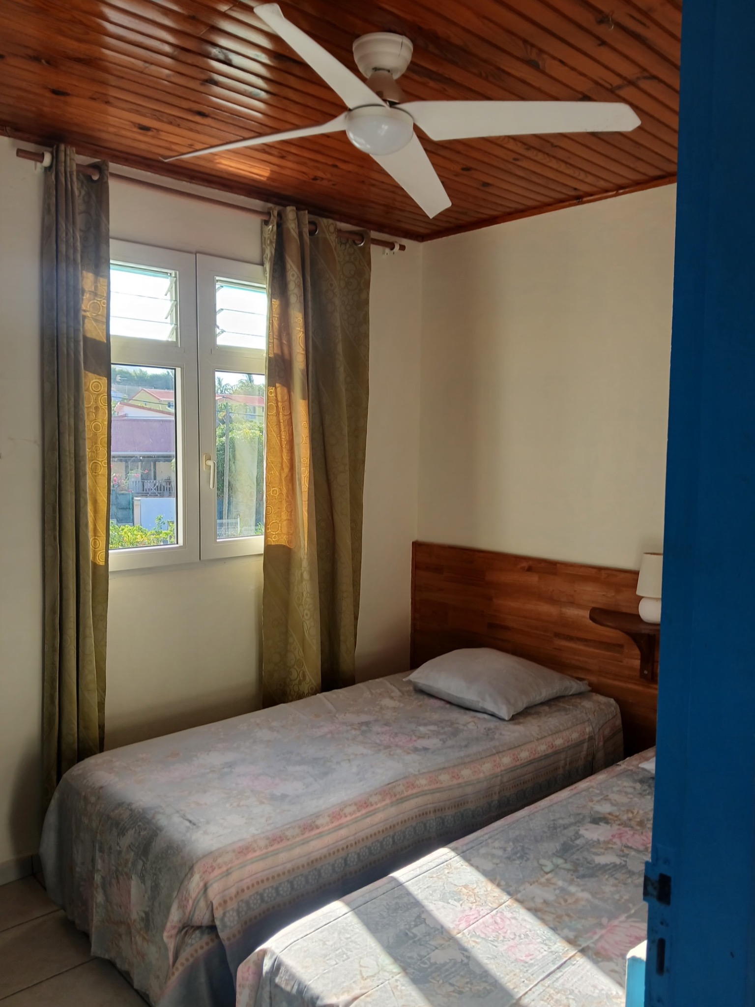 Chambre avec deux lits de l’appartement ARUM