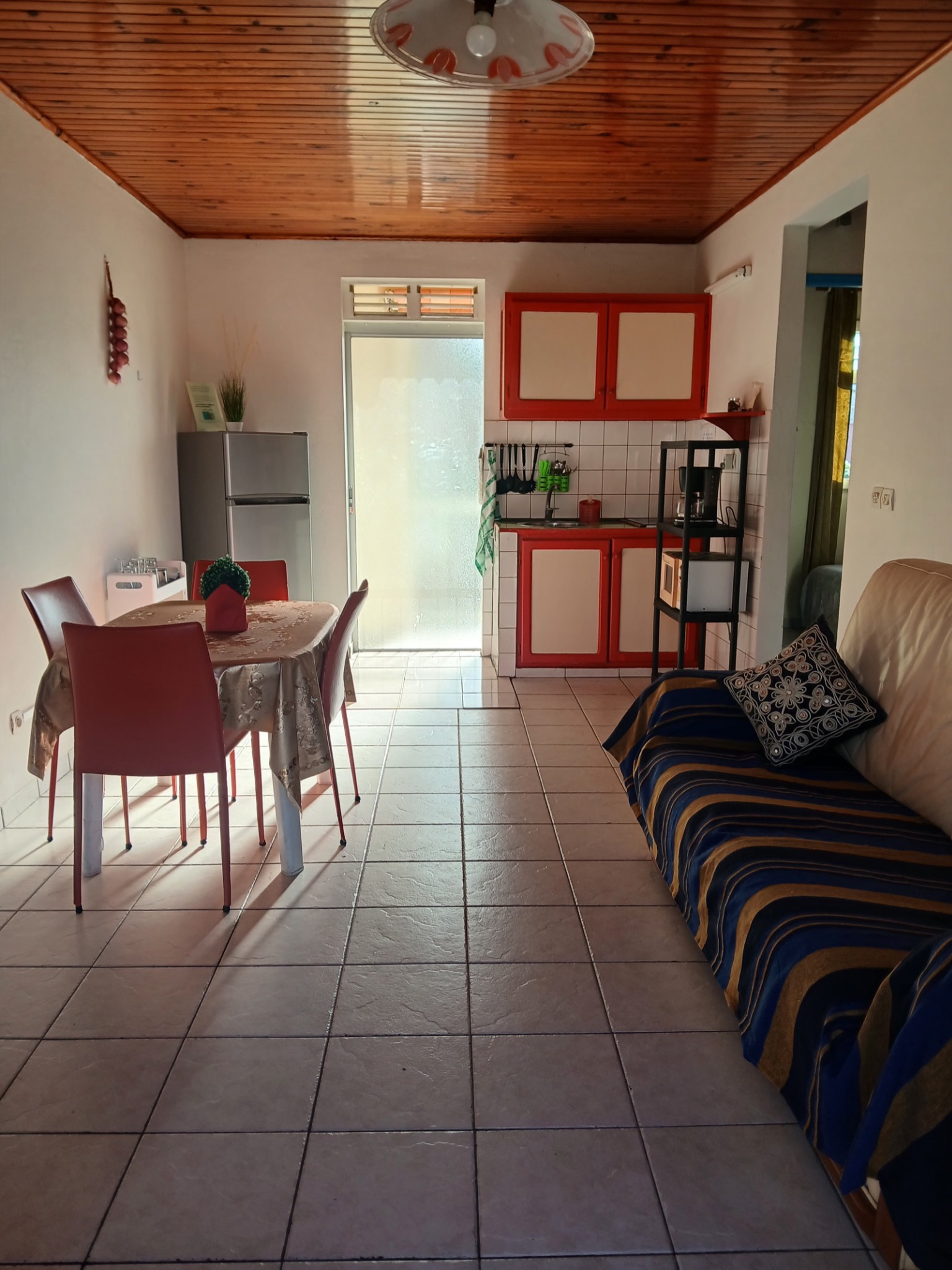 Séjour avec cuisine ouverte de l’appartement ARUM